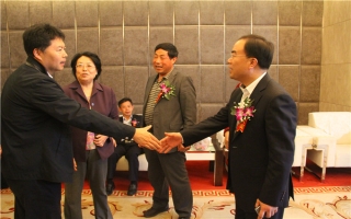 國家發(fā)展改革委資源節(jié)約與環(huán)境保護司牛波處長（和劉總握手）、全國墻材革新工作委員會會長滕軍力（女士）