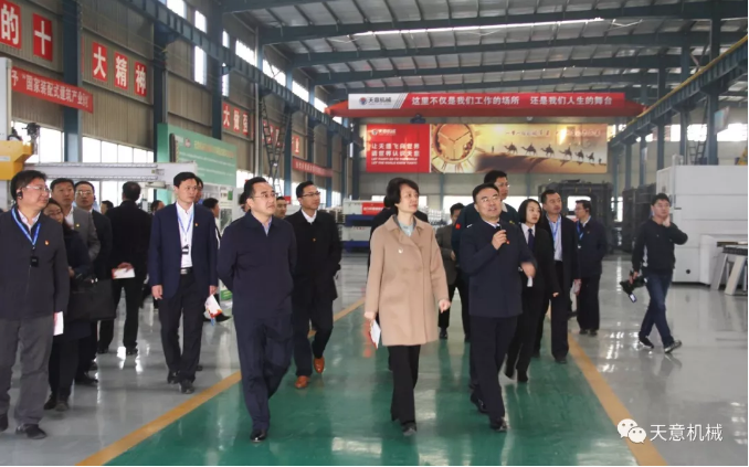 濟(jì)寧市委常委、組織部部長孔凡萍帶領(lǐng)全市“兩新”組織黨建工作現(xiàn)場觀摩團(tuán)蒞臨天意機(jī)械調(diào)研指導(dǎo)